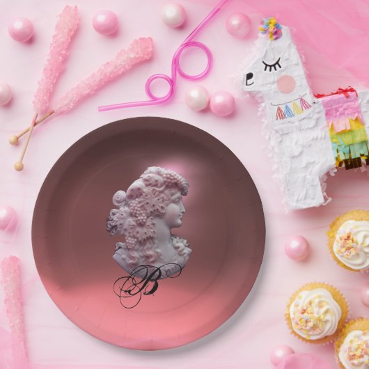 ANTIEKE CAMEE, DAME MET INITIALEN DRUIVEN PAPIEREN BORDJE (Feest)