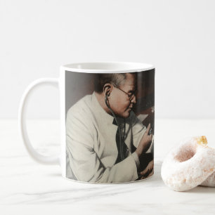 Antieke geneeskunde, dokter onderzoekt een zieke p koffiemok