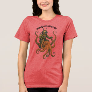 Antieke helmduiker rijdt op een reuzenoctopus URM Tri-Blend Shirt