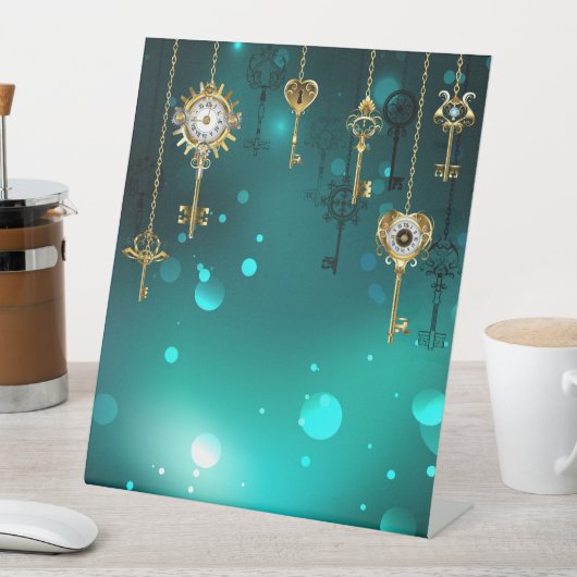 Antieke skeletsleutels op een groene achtergrond reclamebord met voetstuk (Insitu)