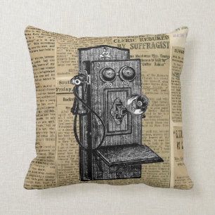 Antieke telefoon op vintage krantenpapier kussen
