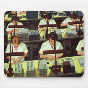 Antieke Zakelijke Telefoonmontagelijnaf Arbeidster Muismat