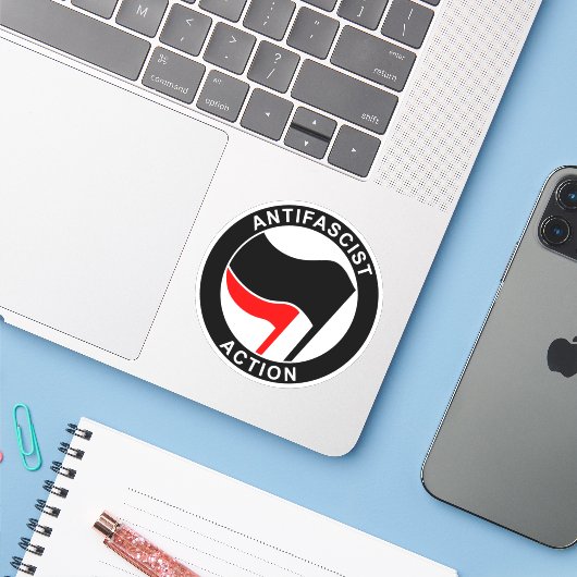 Antifascist Sticker (Laptop met iPhone)