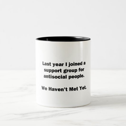 Antisociale groep tweekleurige koffiemok (Center)