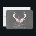 Antlers floraux   Chalkboard Mariage inspiré RSVP<br><div class="desc">Une r.s.v.p. mariage avec une illustration de bois de cerf décoré de marguerites roses et blanches. L'Arrière - plan est inspiré du tableau de bord. Personnalisez le texte.</div>