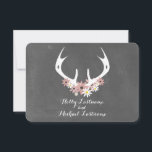 Antlers floraux   Chalkboard Mariage inspiré RSVP<br><div class="desc">Une r.s.v.p. mariage avec une illustration de bois de cerf décoré de marguerites roses et blanches. L'Arrière - plan est inspiré du tableau de bord. Personnalisez le texte.</div>