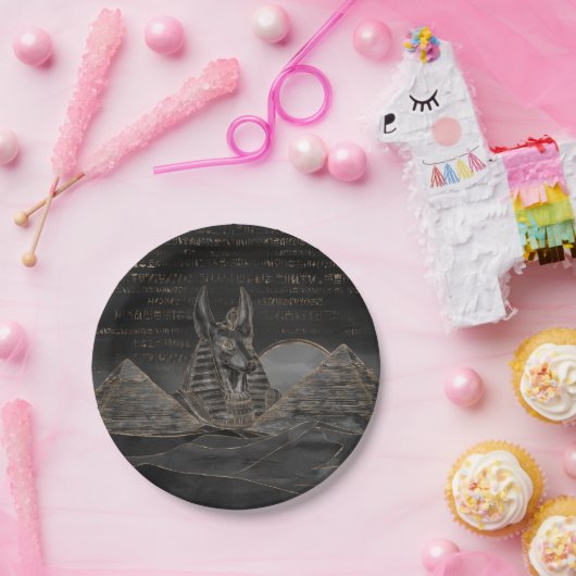 Anubis over het Egyptische pyramidellandschap Papieren Bordje (Feest)