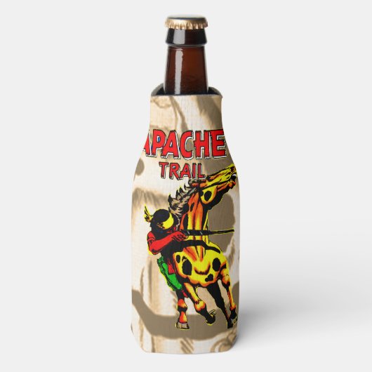 Apache Trail #1, Inheemse Amerikaan met banner Flesjeskoeler (Fles Voorkant)