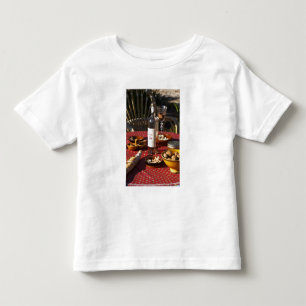 Aperitief en hapjes bereid: brood, olijven, kinder shirts