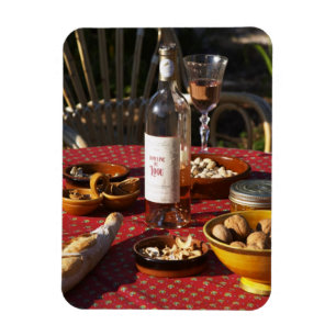 Aperitief en voorgerechten bereid: brood, olijven, magneet