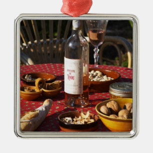 Aperitief en voorgerechten bereid: brood, olijven, metalen ornament