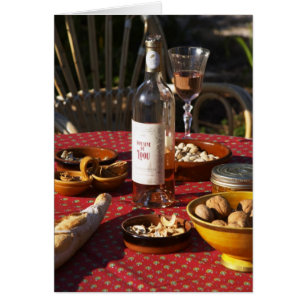 Apéritif et amuse-gueules préparés : pain, olives,