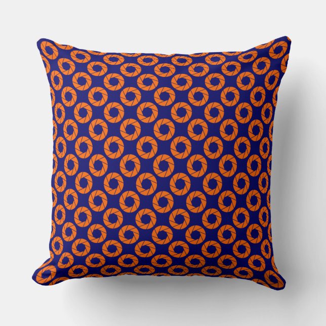 Aperture Pattern - Sinaasappel op Deep Navy Kussen (Voorkant)