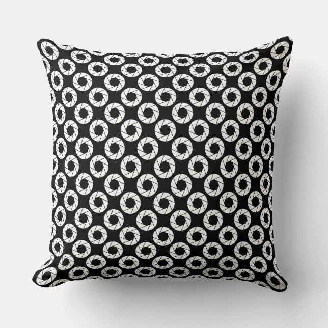 Aperture Pattern - White on Black Kussen (Voorkant)