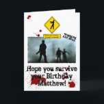 Apocalypse de zombi - carte d'anniversaire drôle<br><div class="desc">Customisez notre carte d'anniversaire pour le chasseur de zombi dans votre vie ! !</div>