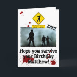 Apocalypse de zombi - carte d'anniversaire drôle<br><div class="desc">Customisez notre carte d'anniversaire pour le chasseur de zombi dans votre vie ! !</div>