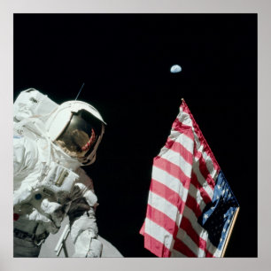 Apollo 17 Astronaut met Uitzicht van de Aarde Poster