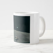 Apollo Maanlander en Aarde boven de maan Extra Grote Beker (Voorkant rechts)