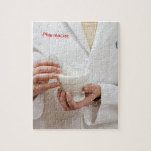 apotheker die mortar en pestle houdt legpuzzel