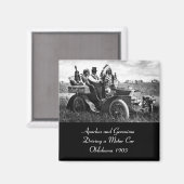 APPARATEN EN GERONIMO DIE EEN MOTORAUTO BESTUDEREN MAGNEET (Voorkant / Achterkant)