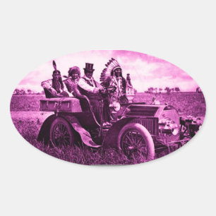 APPARATEN EN GERONIMO DIE EEN MOTORAUTO BESTUDEREN OVALE STICKER