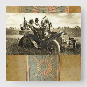 APPARATEN EN GERONIMO DIE EEN MOTORAUTO BESTUDEREN VIERKANTE KLOK