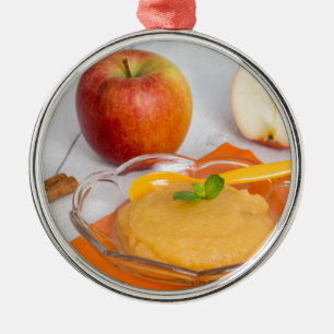 Appelmoes met kaneel en oranje lepel metalen ornament