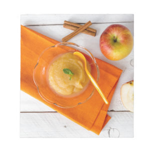 Appelmoes met kaneel en oranje lepel notitieblok