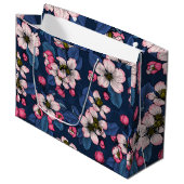 Apple bloesem op een donkerblauw groot cadeauzakje (Voorkant Gekanteld)