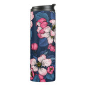 Apple bloesem op een donkerblauw thermosbeker (Gedraaid links)