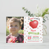 Apple of Our Eye First Birthday Invitation avec ph (Debout devant)