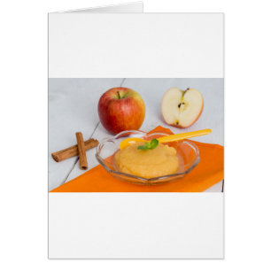 Applesauca met kaneel en oranje lepel