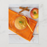 Applesauca met kaneel en oranje lepel
