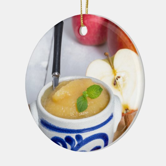 Applesauca met kaneel in steenhouwerskom keramisch ornament (Links)