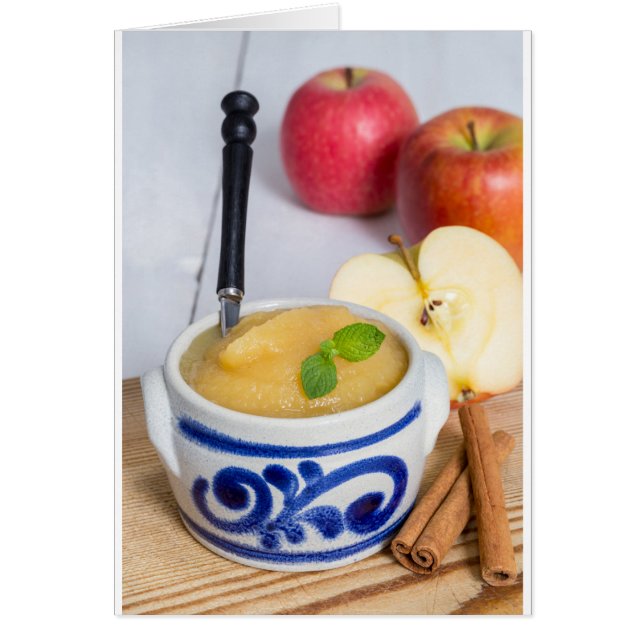 Applesauce à la cannelle dans un bol en grès (Devant)