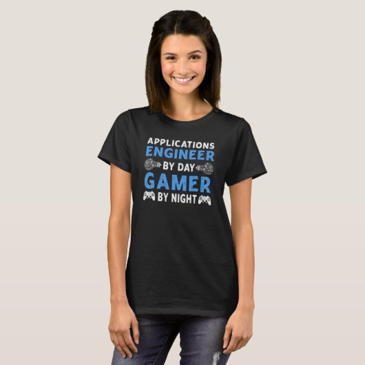 Application Engineer by Day Gamer by Night Gami T-shirt (Voorkant volledig)
