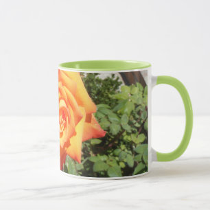 Appréciez une tasse avec un rose orange d'île de