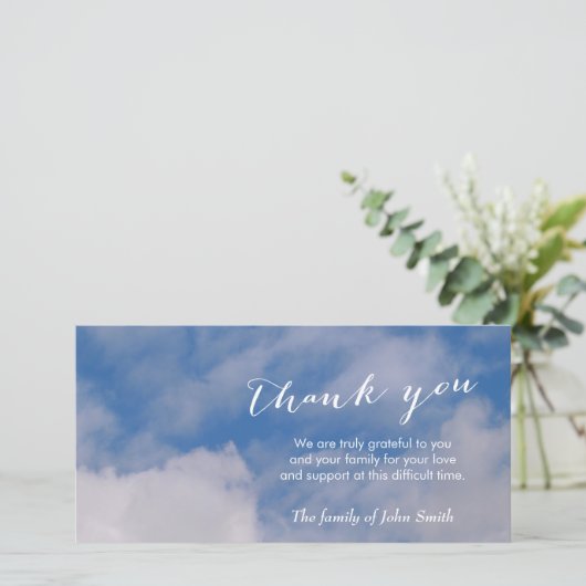 Après les funérailles, le ciel et le Merci commémo (Debout devant)