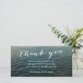 Après les funérailles, l'océan ondule le Merci com (Debout devant)