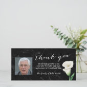 Après les funérailles, Merci de photos du mémorial (Debout devant)