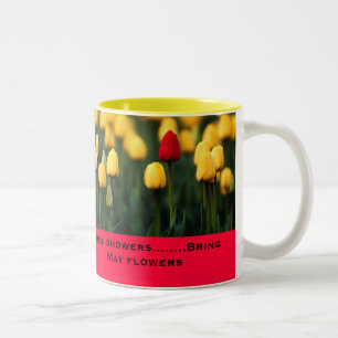 April douwers brengen de bloemen van mei mee tweekleurige koffiemok