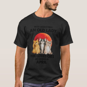 April onderschat nooit een oude dame die van ca ho t-shirt