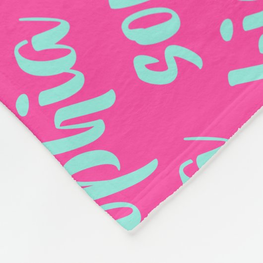 Aqua blauw aangepaste naam script vet heet roze fleece deken (Hoek)