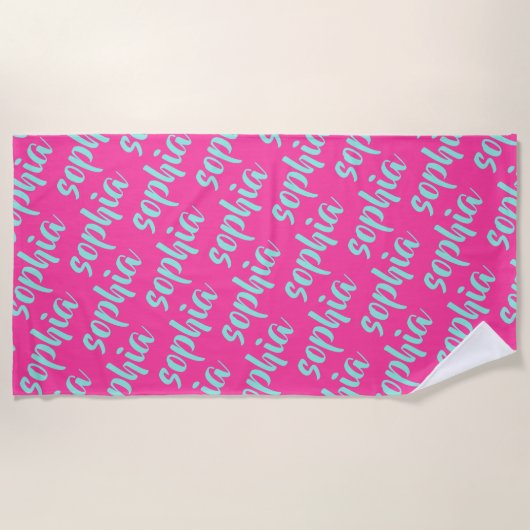 Aqua blauw aangepaste naam script vet heet roze strandlaken (Voorkant)