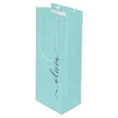 Aqua Blauwe Teal Moderne Script Meisjesachtige Mon Wijn Cadeautas (Voorkant Gekanteld)