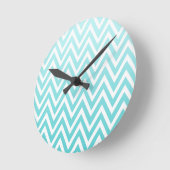 Aqua blue ombre chevron zigzag stripklok ronde klok (Hoek)