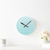 Aqua blue ombre chevron zigzag stripklok ronde klok (Huis)