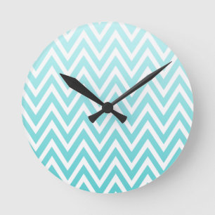 Aqua blue ombre chevron zigzag stripklok ronde klok