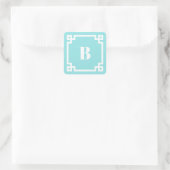 Aqua Blue Square Greek Key Border Monogrammed Vierkante Sticker (Tas)