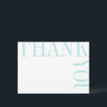 Aqua et White Modern Grand Texte Merci Note<br><div class="desc">Beachy aqua bleu et blanc typographie se sent moderne et frais dans une disposition unique et frappante qui pousse littéralement les limites de la page. Un feuille à l'arrière vierge assez d'espace pour une note de remerciement écrite à la main.</div>